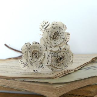 Roses en partition musicale - bouquet de trois roses en papier 2